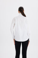 Tokalı ve Fermuarlı Asimetrik Beyaz Poplin Gömlek